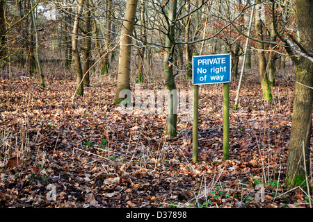 D' aucun droit de passage signe dans un woodland à Norfolk, Angleterre, Royaume-Uni. Banque D'Images