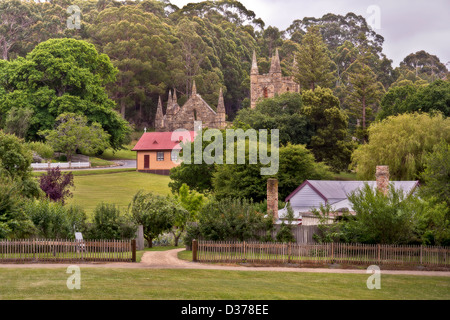 Ruines du bâtiment à Port Arthur, la Tasmanie qui était autrefois une colonie pénitentiaire dans la colonie est condamné en route. L'horizontale Banque D'Images