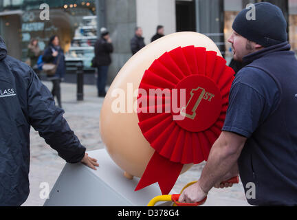 Londres, Royaume-Uni. 12 février 2013. Plus de 100 oeufs de Pâques géant conçu par des artistes et designers ont été dévoilés aujourd'hui à Covent Garden Piazza, Londres, pour lancer le Grand Lindt Chasse aux oeufs dans la prise en charge de l'organisme de bienfaisance "Action pour les enfants'. Pendant six semaines, du 12 février au 1er avril 2013, les oeufs de Pâques géant fera le tour du pays, de London's Covent Garden à Birmingham, Liverpool, Manchester, Glasgow et retour à Londres à temps pour Pâques. Photo : Nick Savage/Alamy Live News Banque D'Images