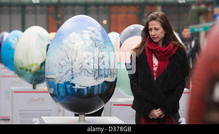 Londres, Royaume-Uni. 12 février 2013. Plus de 100 oeufs de Pâques géant conçu par des artistes et designers ont été dévoilés aujourd'hui à Covent Garden Piazza, Londres, pour lancer le Grand Lindt Chasse aux oeufs dans la prise en charge de l'organisme de bienfaisance "Action pour les enfants'. Pendant six semaines, du 12 février au 1er avril 2013, les oeufs de Pâques géant fera le tour du pays, de London's Covent Garden à Birmingham, Liverpool, Manchester, Glasgow et retour à Londres à temps pour Pâques. Photo : Nick Savage/Alamy Live News Banque D'Images