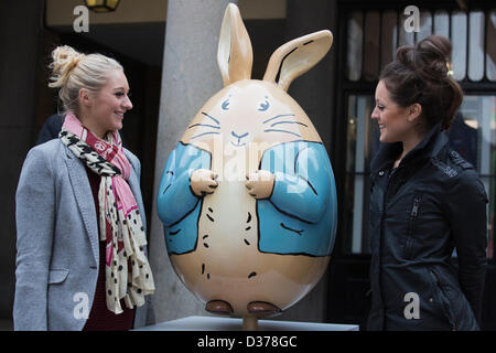 Londres, Royaume-Uni. 12 février 2013. Veronica Fulton, 21, et Imogen, 22 ans, de l'argent Londres admirer les oeufs. Plus de 100 oeufs de Pâques géant conçu par des artistes et designers ont été dévoilés aujourd'hui à Covent Garden Piazza, Londres, pour lancer le Grand Lindt Chasse aux oeufs dans la prise en charge de l'organisme de bienfaisance "Action pour les enfants'. Pendant six semaines, du 12 février au 1er avril 2013, les oeufs de Pâques géant fera le tour du pays, de London's Covent Garden à Birmingham, Liverpool, Manchester, Glasgow et retour à Londres à temps pour Pâques. Photo : Nick Savage/Alamy Live News Banque D'Images