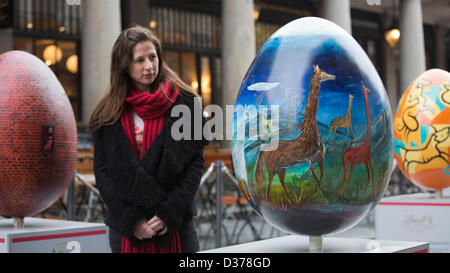 Londres, Royaume-Uni. 12 février 2013. Plus de 100 oeufs de Pâques géant conçu par des artistes et designers ont été dévoilés aujourd'hui à Covent Garden Piazza, Londres, pour lancer le Grand Lindt Chasse aux oeufs dans la prise en charge de l'organisme de bienfaisance "Action pour les enfants'. Pendant six semaines, du 12 février au 1er avril 2013, les oeufs de Pâques géant fera le tour du pays, de London's Covent Garden à Birmingham, Liverpool, Manchester, Glasgow et retour à Londres à temps pour Pâques. Photo : Nick Savage/Alamy Live News Banque D'Images