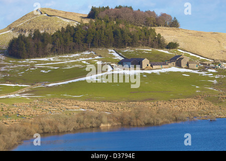 Banque Banque chaud chaud et ferme avec Crag Lough en premier plan, mur d'Hadrien, Northumbria Angleterre Royaume-Uni Grande-bretagne hiver Banque D'Images