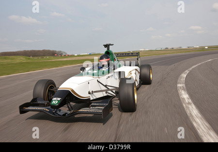 James Martin au volant de voiture de course de Formule 1 Jaguar, Bedford, Royaume-Uni 12 04 10 Banque D'Images