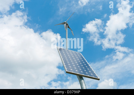 Alimentation double pour un instrument de mesure de l'extérieur par un petit panneau solaire et éolienne Banque D'Images