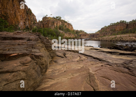 Le parc national de Nitmiluk (Katherine Gorge NP) autrefois par la Katherine River, Territoire du Nord, Australie. Banque D'Images