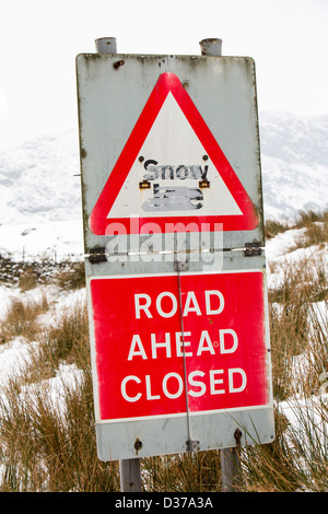 Un avertissement road closed sign en bas de Wrynose Pass dans le Lake District, UK, au cours de la neige janvier 2013. Banque D'Images