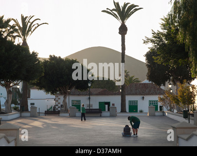 Enfants jouant dans la jolie petite ville de Yaiza à Lanzarote. Banque D'Images