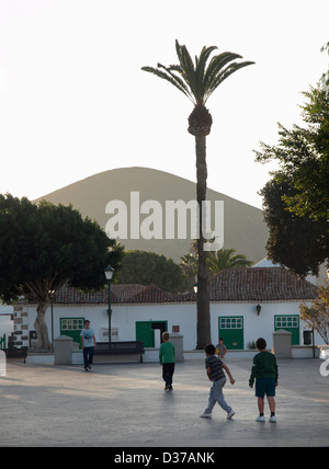 Enfants jouant dans la jolie petite ville de Yaiza à Lanzarote. Banque D'Images