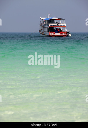 Bateau à la dérive dans la mer transparente. Thaïlande Banque D'Images