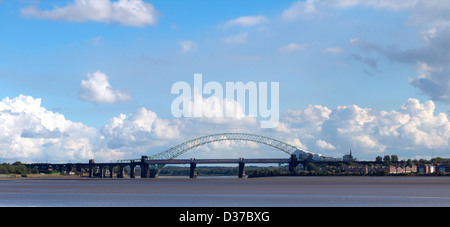 Runcorn et Widnes Silver Jubilee Bridge sur la rivière Mersey. Banque D'Images