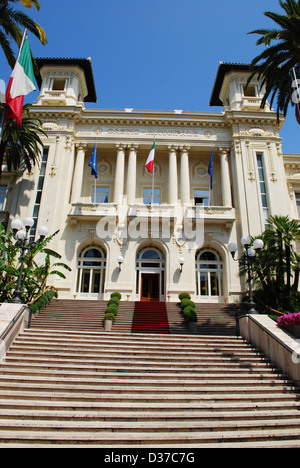 San Remo casino façade blanche avec des palmiers et fleurs, ligurie, italie Banque D'Images