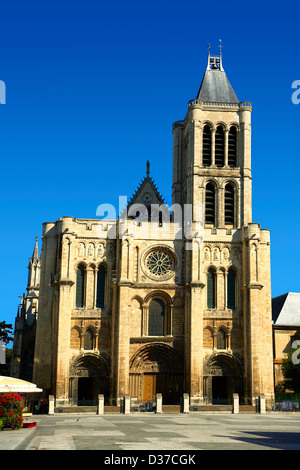 La façade ouest gothique précoce (1135-40) de la Basilique Cathédrale de Saint Denis ( basilique Saint-Denis ) Paris, France. Banque D'Images