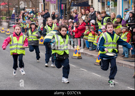 Montres foule jeune concurrents (enfants) de prendre part, en marche et tourner dans des crêpes, Crêpes traditionnelles Race - le bosquet, Ilkley, West Yorkshire, Royaume-Uni. Banque D'Images