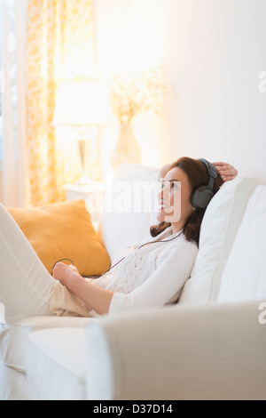 USA, New Jersey, Jersey City, Woman listening to music at home Banque D'Images