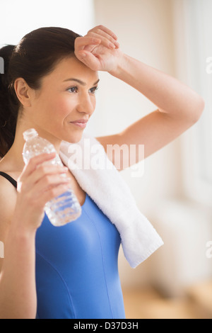 USA, New Jersey, Jersey City, femme de l'eau potable dans une salle de sport Banque D'Images