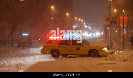 Patine de taxi et entre en collision avec streetlight pole pendant un blizzard dans le quartier de Chelsea, New York Banque D'Images