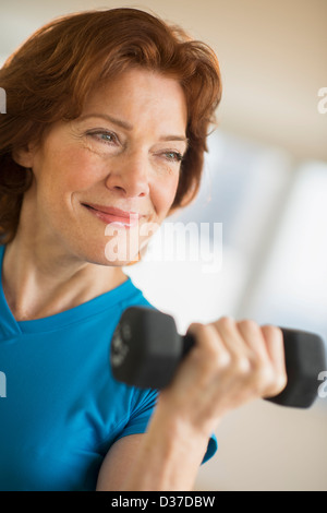 USA, New Jersey, Jersey City, Senior woman lifting weights Banque D'Images