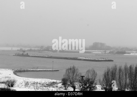 Regarder le paysage hivernal de la Bommelerwaard du Château Loevestein aux Pays-Bas Banque D'Images