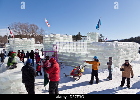 Les enfants et les familles d'explorer le palais de glace au Carnaval de Saranac Lake, Adirondack, New York State Banque D'Images