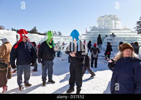 Les enfants et les familles d'explorer le palais de glace au Carnaval de Saranac Lake, Adirondack, New York State Banque D'Images