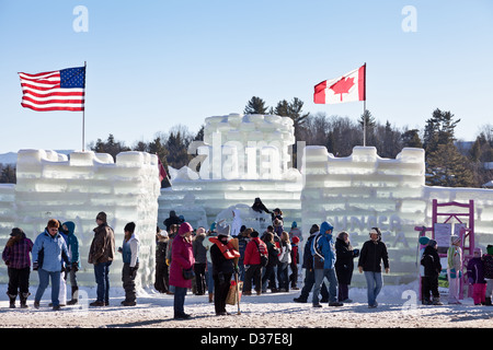 Les enfants et les familles d'explorer le palais de glace au Carnaval de Saranac Lake, Adirondack, New York State Banque D'Images