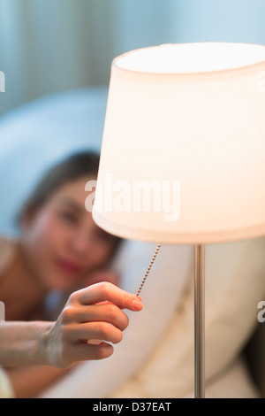 USA, New Jersey, Jersey City, femme tournant de la lampe Banque D'Images