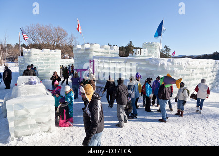 Les enfants et les familles d'explorer le palais de glace au Carnaval de Saranac Lake, Adirondack, New York State Banque D'Images