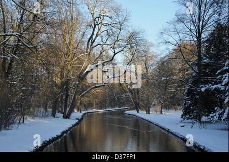 Canal avec la sauvagine dans un parc en hiver Banque D'Images