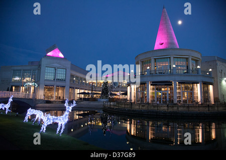 Vue nocturne de la Bluewater Shopping Centre, Kent UK Banque D'Images