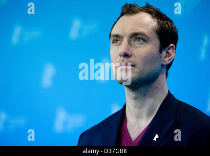 L'acteur britannique Jude Law pose à un photocall pour le film "Effets secondaires" durant le 63e Festival du Film de Berlin, à Berlin, Allemagne, 12 février 2013. Le film est présenté en compétition à la Berlinale. Photo : Kay Nietfeld/dpa Banque D'Images