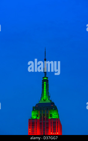 USA, New York, New York City, l'Empire State Building illuminé en rouge et vert Banque D'Images
