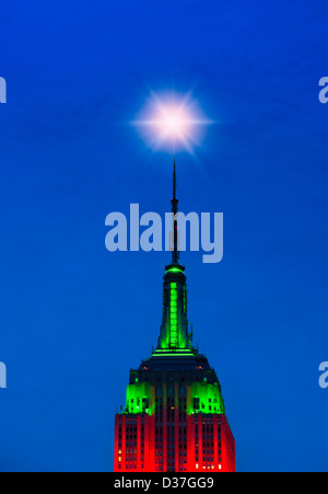 USA, New York, New York City, l'Empire State Building illuminé en rouge et vert Banque D'Images