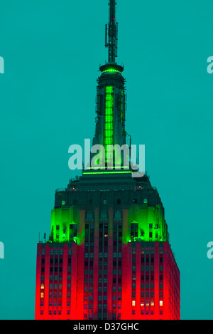 USA, New York, New York City, l'Empire State Building illuminé en rouge et vert Banque D'Images