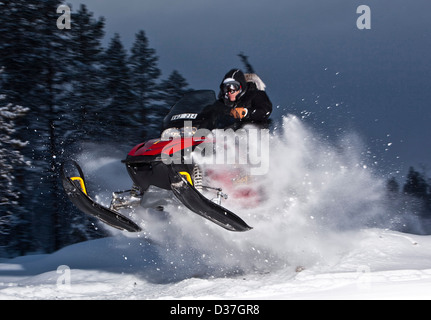 Action de motoneige, sauter sur la neige Banque D'Images