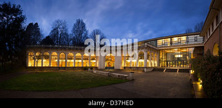 La bibliothèque multimédia de l'Université de l'Orangerie, à Vichy (France). Ce bâtiment est l'ancien "Célestins' Orangerie. Banque D'Images