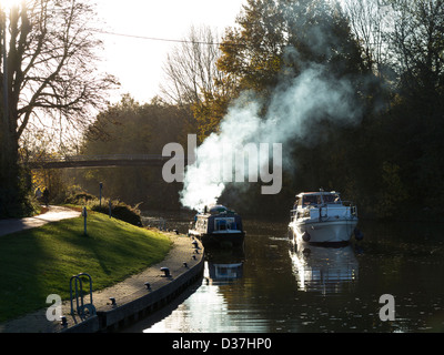 15-04 amarré sur la Tamise près de Weybridge, Surrey Banque D'Images
