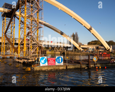 Nouveau pont routier construit par Costain à Walton-on-Thames Banque D'Images