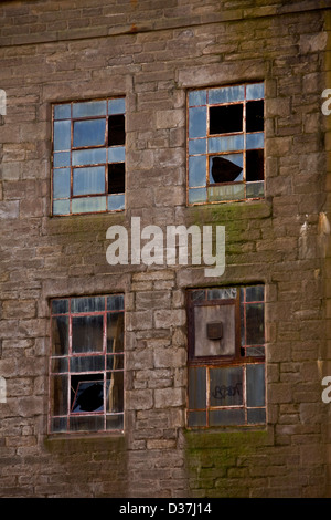 Quatre fenêtres brisées sur le mur de côté du célèbre 1800 'Baxter Brothers' Le Jute Mill à Dundee, Royaume-Uni Banque D'Images