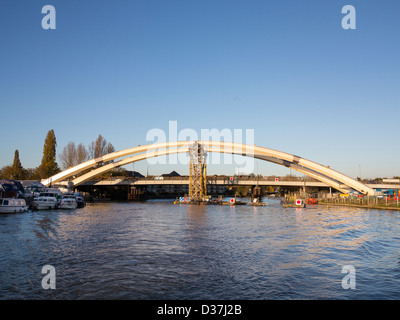 Nouveau pont routier construit par Costain à Walton-on-Thames Banque D'Images