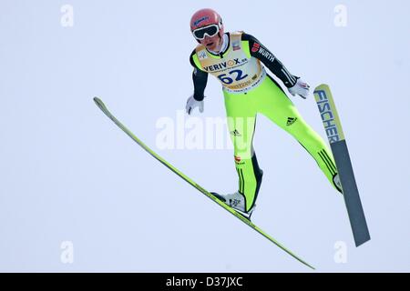 Sauteur à ski allemand Severin Freund sauts au cours de l'epreuve de qualification à la Coupe du Monde à Team-Tour Vogtland-Arena à Klingenthal, Allemagne, 12 février 2013. Photo : JAN WOITAS Banque D'Images