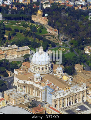 (Dossier) une archive photo datée du 30 mars 2008 présente la ville Vactican. Le monastère 'Mater Ecclesia' est situé au-dessus de la flèche de la Basilique Saint Pierre au Vatican. Quand le Pape Benoît XVI quitte ses fonctions le 28 février 2013, il va se déplacer temporairement pour le Castel Gandolfo près de Rome pour une période transitoire jusqu'à ce que les rénovations dans sa nouvelle résidence dans le monastère 'Mater Ecclesiae' dans la Cité du Vatican sont finis. Le monastère a été fondé en 1994 par le prédécesseur de Benoît Le Pape Jean-Paul II. Photo : bsf swissphoto Banque D'Images