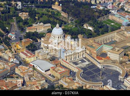 (Dossier) une archive photo datée du 30 mars 2008 présente la ville Vactican. Le monastère 'Mater Ecclesia' est situé au-dessus de la flèche de la Basilique Saint Pierre au Vatican. Quand le Pape Benoît XVI quitte ses fonctions le 28 février 2013, il va se déplacer temporairement pour le Castel Gandolfo près de Rome pour une période transitoire jusqu'à ce que les rénovations dans sa nouvelle résidence dans le monastère 'Mater Ecclesiae' dans la Cité du Vatican sont finis. Le monastère a été fondé en 1994 par le prédécesseur de Benoît Le Pape Jean-Paul II. Photo : bsf swissphoto Banque D'Images