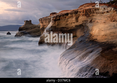 Ou01026-00...OREGON - Surfez frapper les falaises de grès du Cape Kiwanda State Park. Banque D'Images