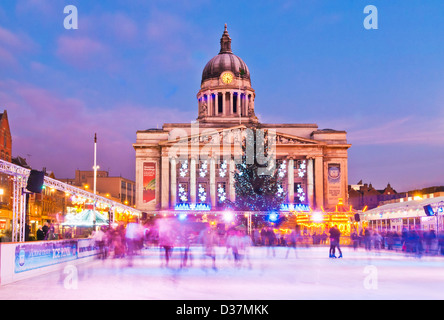 Patineurs sur glace à la patinoire en plein air de Noël à la place du Vieux Marché du centre-ville de Nottingham en Angleterre UK GB EU Europe Banque D'Images