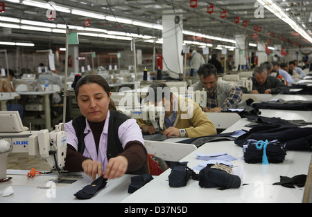 Istanbul, Turquie, les gens de machines à coudre dans une usine textile Banque D'Images