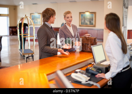 Businesswoman vérification sur hotel Banque D'Images