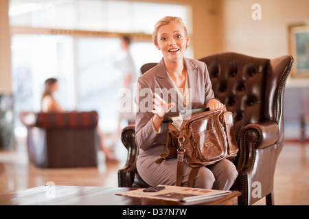 Businesswoman fouiller dans votre sac à main Banque D'Images