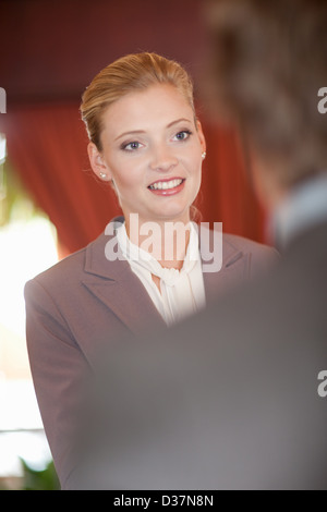 Business people shaking hands in office Banque D'Images