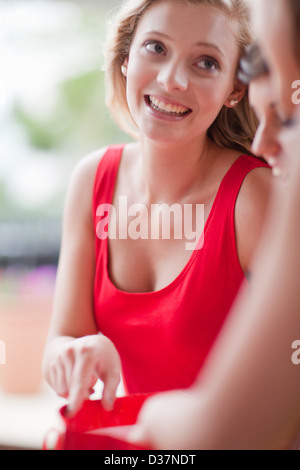 Woman pointing in panier Banque D'Images